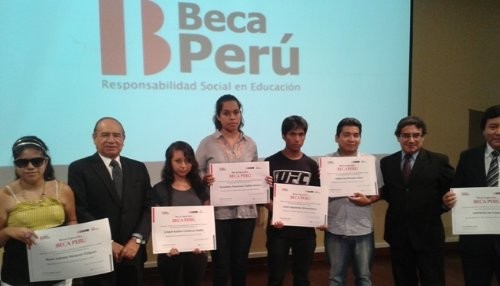 135 jóvenes reciben Becas Perú