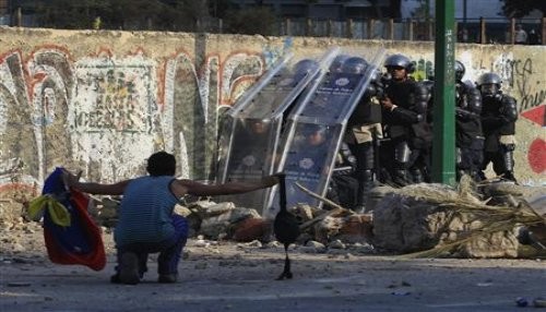 Venezolanos presionan a la derecha de EE.UU. para que aplique sanciones drásticas contra su país