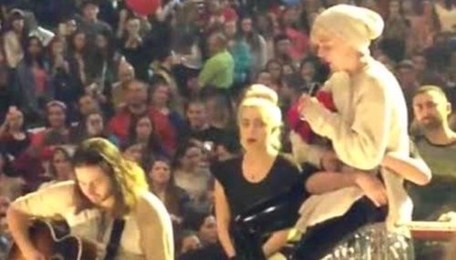 Miley Cyrus se quiebra en el escenario [VIDEO]