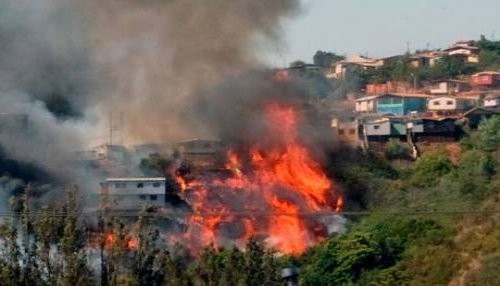 Chile: Decretan Zona de Catástrofe por incendio en cerros de Valparaíso