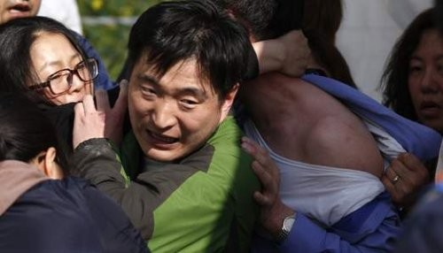 Corea del Sur: Familias de desaparecidos del ferry atacan al Guardacostas
