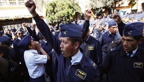 Bolivia: Gobierno amenaza con despedir a los militares que protesten