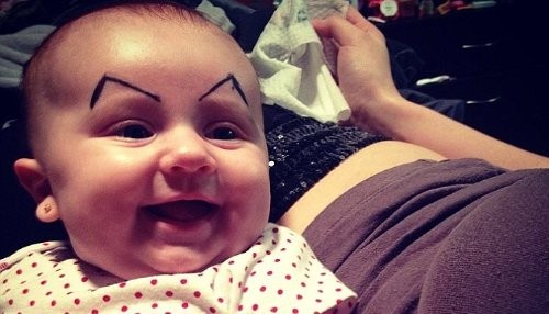 Dibujar cejas a los bebés es el último éxito de Internet [FOTOS]