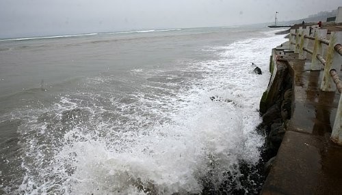 INDECI recomienda medidas de protección ante oleajes de ligera a moderada intensidad en litoral peruano