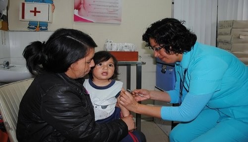 Hospital Cayetano Heredia realiza campaña de vacunación contra rubeola, sarampión y papera