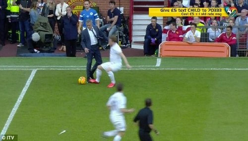José Mourinho saca del juego a Olly Murs en partido benéfico Soccer Aid  [VIDEO]