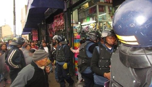 Retienen mercadería ilegal y productos comestibles insalubres en el Centro de Lima