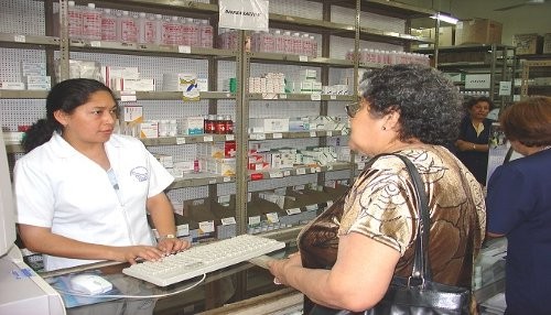 Evite que ancianos cometan errores al usar medicamentos