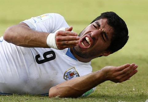 FIFA impone dura sanción a Luis Suarez por mordisco infligido a Chiellini