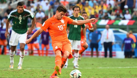 Holanda elimina a México gracias a un penal inexistente cobrado por el portugués Proenca