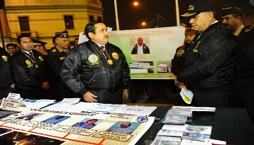 Ministro del Interior de plazo de un mes a la policía para acabar con falsificadores de Jirón Azángaro