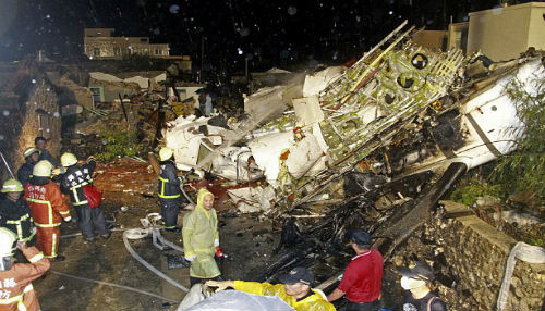 Taiwán: Al menos 47 muertos tras estrellarse un avión por el tifón Matmo