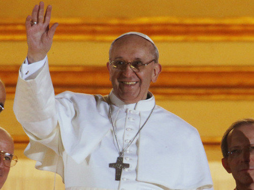 Papa Francisco lucha por enseñar mensaje de pobreza a la Iglesia