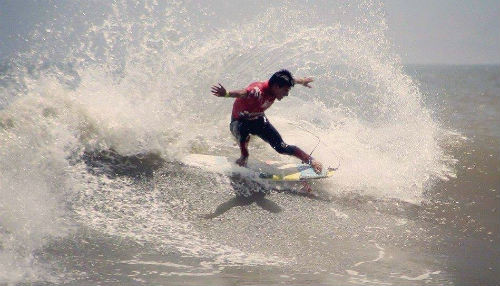 Surfista ADO PERÚ Juninho Urcia clasificó al Mundial Pro Juvenil