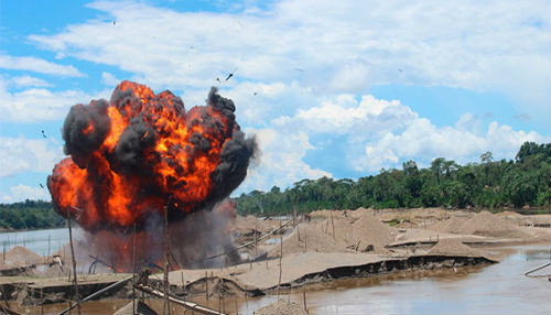 Destruyen maquinaria usada por mineros ilegales en Amazonas