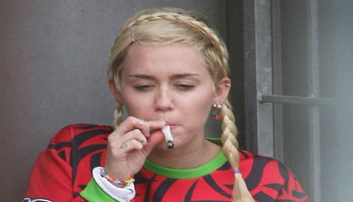 Miley Cyrus fue captada fumando un cigarrillo sospechoso en Sydney [FOTOS]