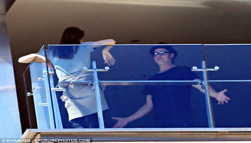 Angelina Jolie y Brad Pitt son captados en una acalorada discusión en el balcón de un hotel [FOTOS]