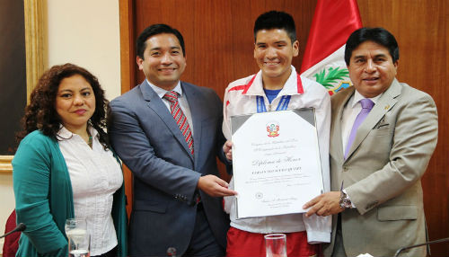 Atleta huancavelicano Efraín Sotacuro fue reconocido por el Congreso de la República