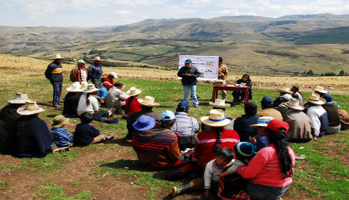 ACCIONA impulsa la electrificación rural con energías renovables durante la conferencia sobre cambio climático en Lima