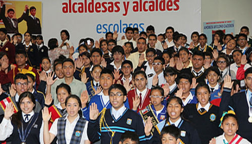300 alcaldes y alcaldesas escolares de Lima y Callao juramentaron sus cargos
