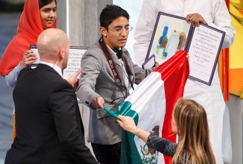 Joven mexicano ondea bandera de su país en ceremonia de entrega del Nobel de la Paz