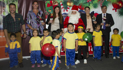 Niños de Aldeas Infantiles SOS celebran la navidad en el Jockey Plaza