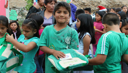 MINAM entrega loncheras PET en colegio con logro ambiental como cierre de año escolar 2014