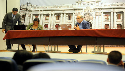 Congresista Abugattás explicó a jóvenes importancia de Ley Laboral Juvenil