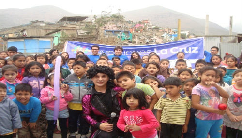 Inversiones La Cruz llevó ayuda a niños de Villa María del Triunfo