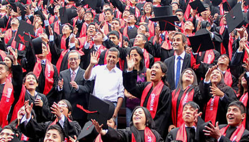 Presidente y Ministro de Educación felicitan a primera promoción de graduados de Beca 18