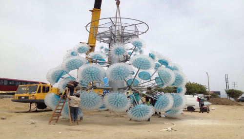 Primer eco-panel construido con 10,000 botellas de Pet e iluminado con energía  solar