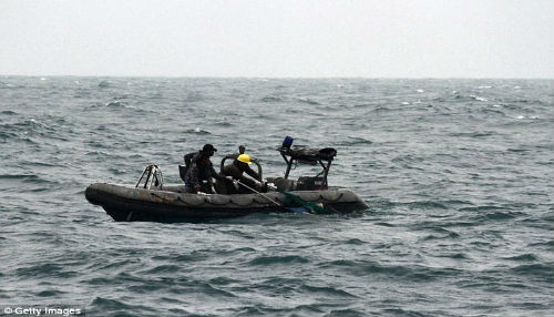 Descubren 'dos enormes objetos' del avión AirAsia en el Mar de Java