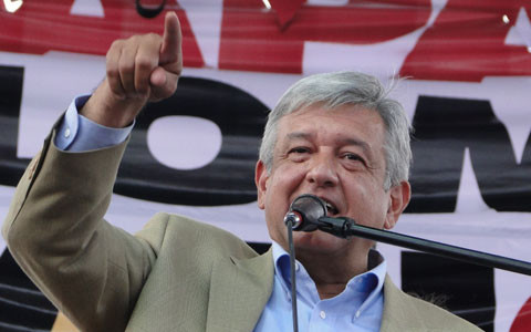 Candidato López Obrador promete bajar precios de combustibles