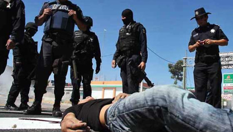 Emboscan y asesinan a 12 policías al sur de México