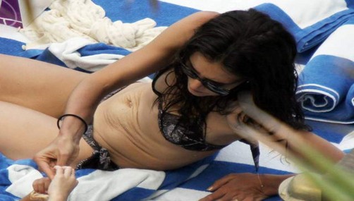 Katie Holmes muestra abdomen de anciana en bikini