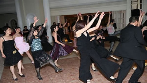 Video: Pareja de novios bailan en pleno matrimonio