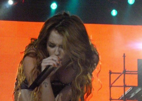 Miley Cyrus arrasaría con temas en español