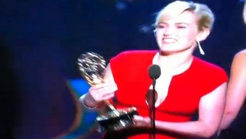 Kate Winslet premiada en los Emmy Awards 2011 (video)