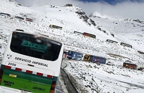 Decenas de vehículos varados por nevada en carretera Arequipa-Juliaca