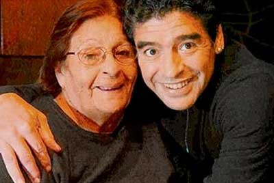 Vea la canción que le cantó Maradona a Doña Tota (Video)