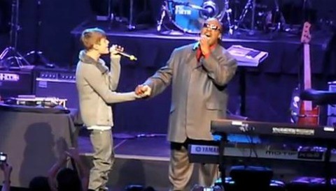 Justin Bieber realiza dúo junto a Stevie Wonder (Video)