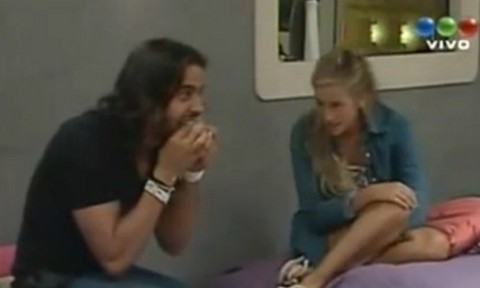 Integrantes de Gran Hermano 2012 enseñan cómo poner un preservativo con la boca (Video)