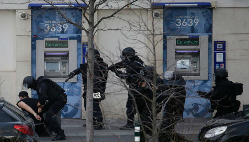 París: Hombre armado con una Kalashnikov toma dos rehenes en una oficina de correos [Video]