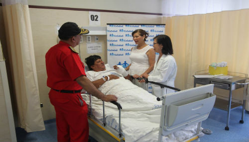 Presidenta Ejecutiva de EsSalud visitó a bomberos heridos en el Hospital Guillermo Almenara