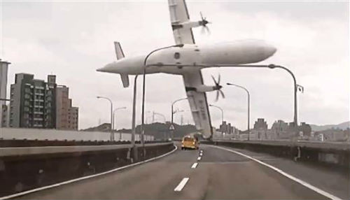 Avión de TransAsia Airways se estrelló en el río Keelung en Taipei [VIDEO]