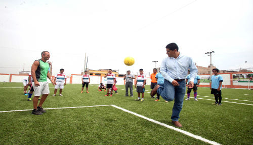 Surco construye moderno estadio en asentamiento humano