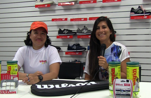 Lourdes Castillo recibe donativo de raquetas Wilson