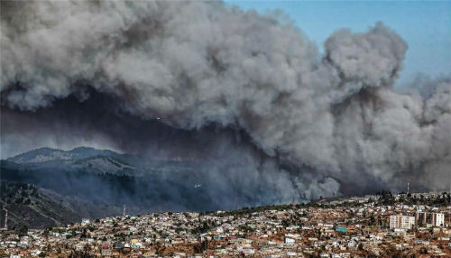 Chile evacua a miles de personas tras incendio que amenaza Valparaíso