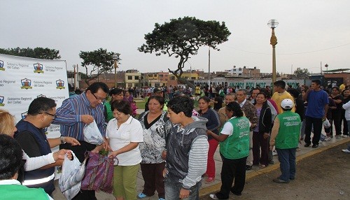 Reparten gratuitamente pescado en el Callao por Semana Santa