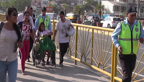 Gestante fue trasladada por serenos de Surco desde la Panamericana Sur hasta clínica en silla de ruedas